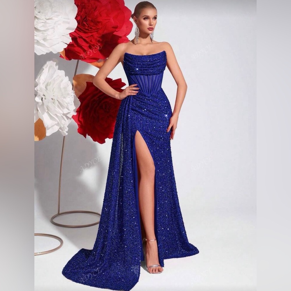 Elegant Blue Strapless Evening Gown